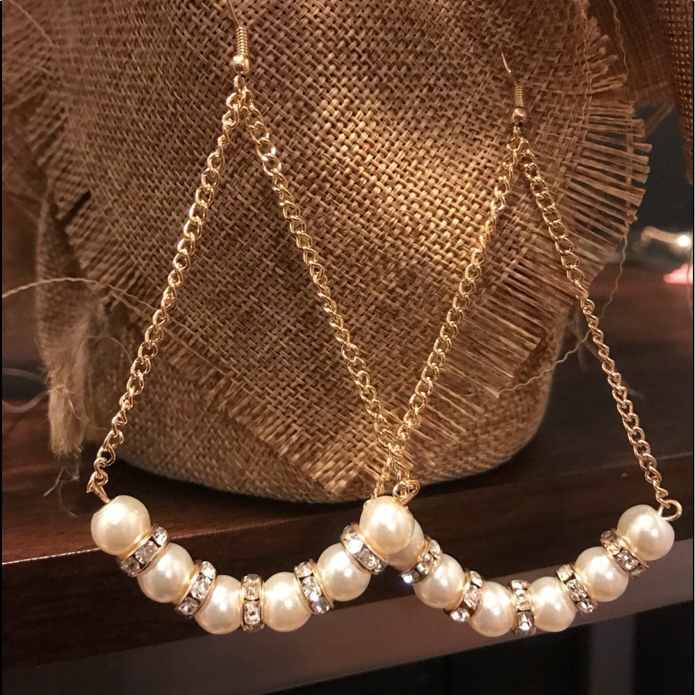 Wow! These are faux pearl and gold earrings - Picture 3 of 6